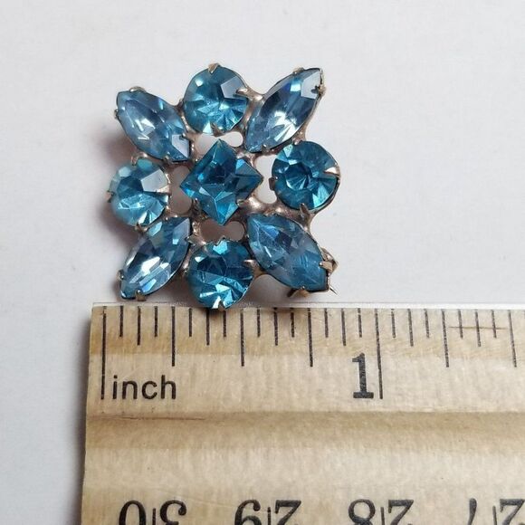 Vintage Blue Rhinestone Cluster Brooch, Gold Tone Setting, Retro Lapel Pin - Picture 4 of 5